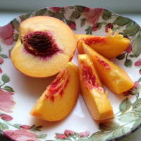 peach-sliced-in-bowl