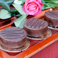 miniature chocolate cakes