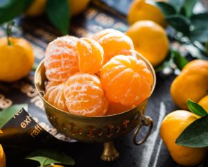 peeled mandarins ni bowl