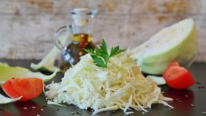 shredded green cabbage, raw, with tomatoes and olive oil